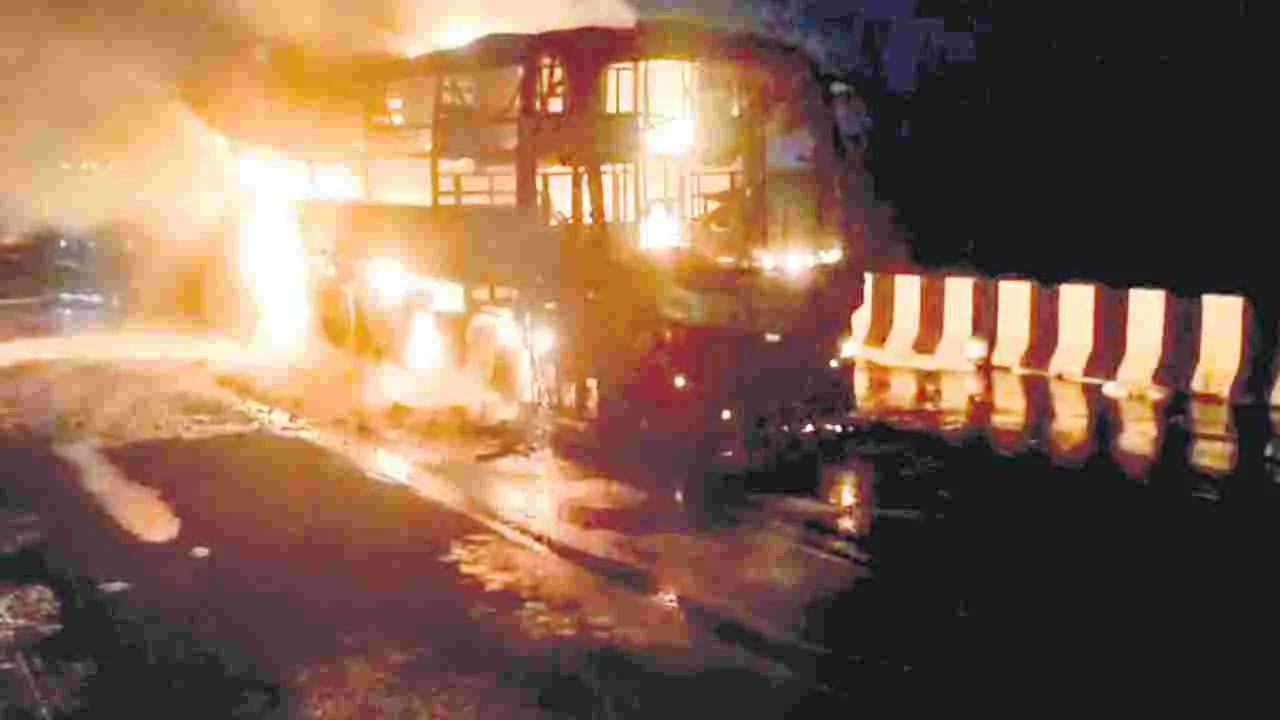 Kovvur Gammon Bridge: ప్రైవేటు ట్రావెల్‌ బస్సు దగ్ధం