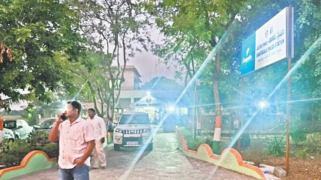 Youth Attack: ఘంటసాల పోలీస్ స్టేషన్‌పై యువకుల దౌర్జన్యం