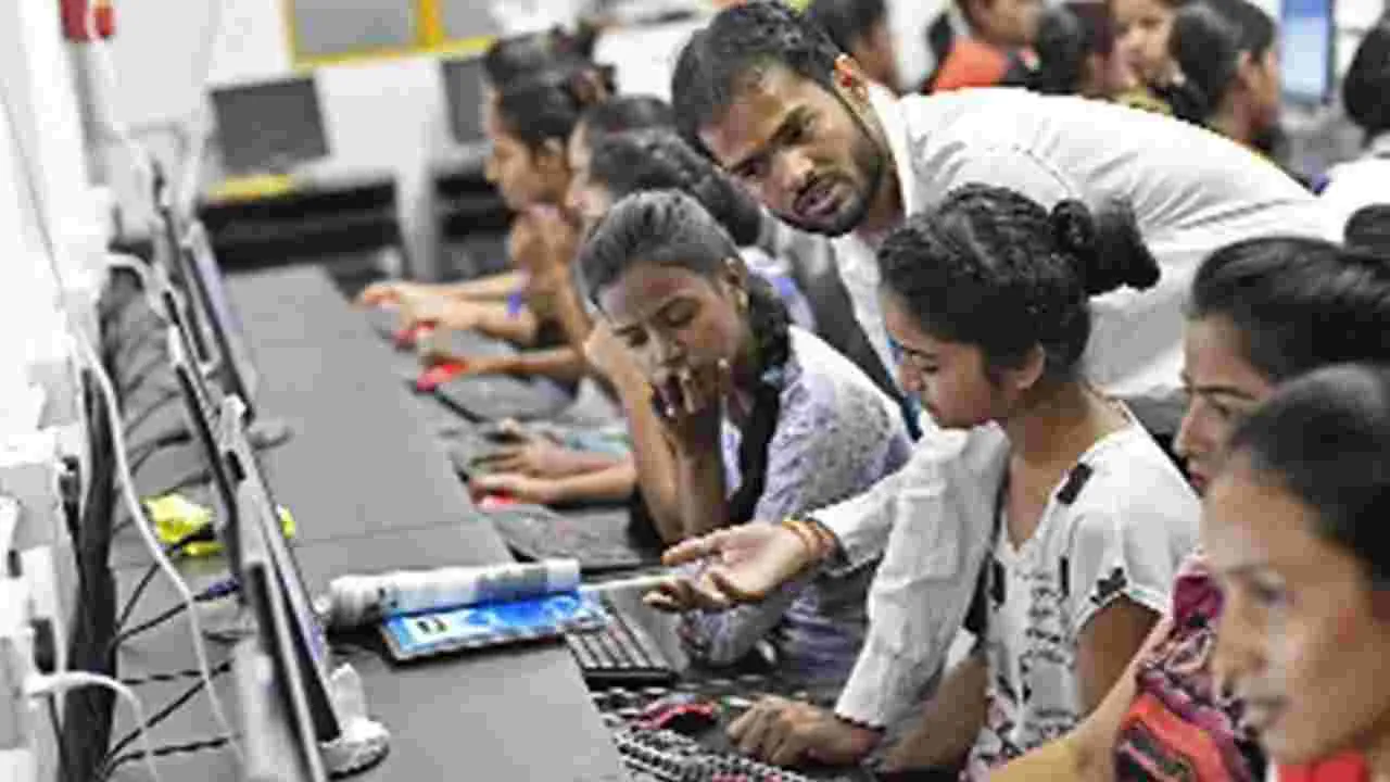 Free Skill Courses: గ్రామీణ యువత.. ఉపాధి బాట!