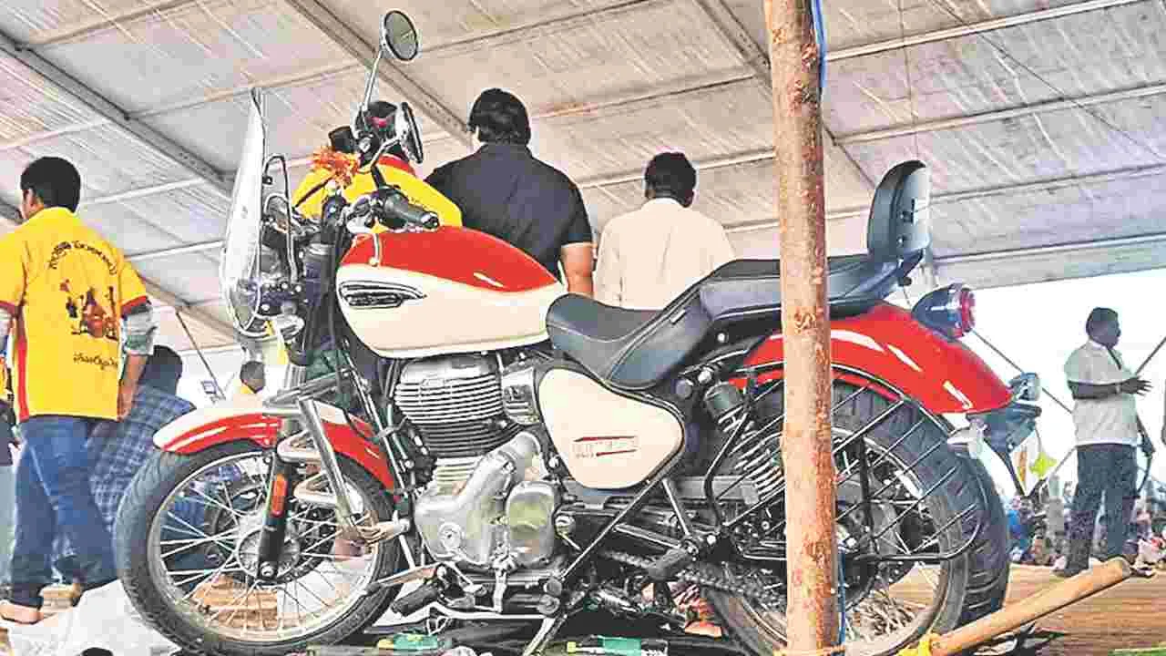 Sankranti Festival: ఏలూరులో ఎగసిన సందడి..