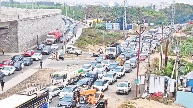 Sankranti Travel Rush: పల్లెకు పోదాం.. చలో..! 