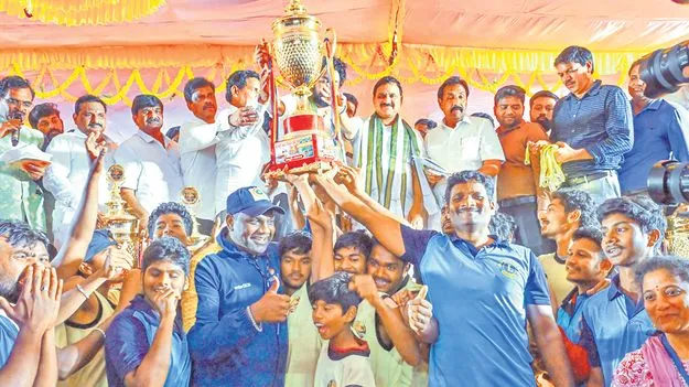 Dragon Boat Race: డ్రాగన్‌ పడవ పోటీల విజేత ఏలూరు టీమ్‌ 