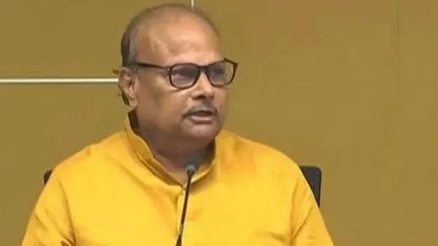 వైసీపీలో చీలిక ఖాయంగా కనిపిస్తోంది: యనమల