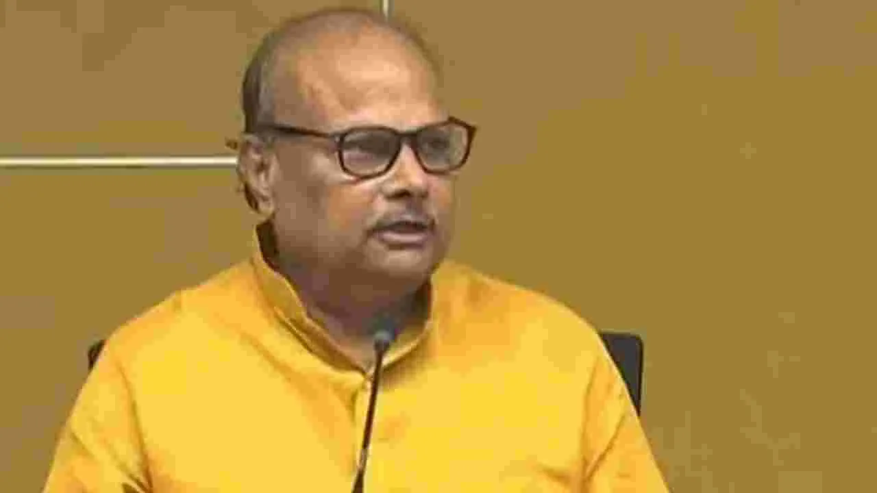 వైసీపీలో చీలిక ఖాయంగా కనిపిస్తోంది: యనమల