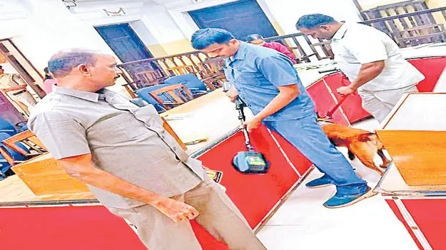 Bomb Threats: జిల్లా కోర్టులకు బాంబు బెదిరింపులు