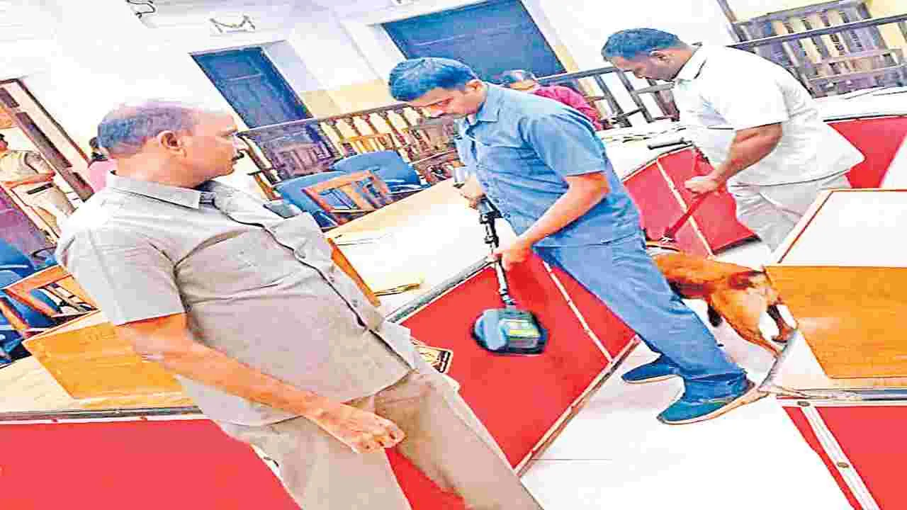 Bomb Threats: జిల్లా కోర్టులకు బాంబు బెదిరింపులు