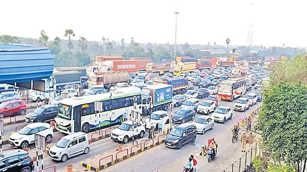 Hyderabad Traffic: పండక్కి ఊరిబాట!