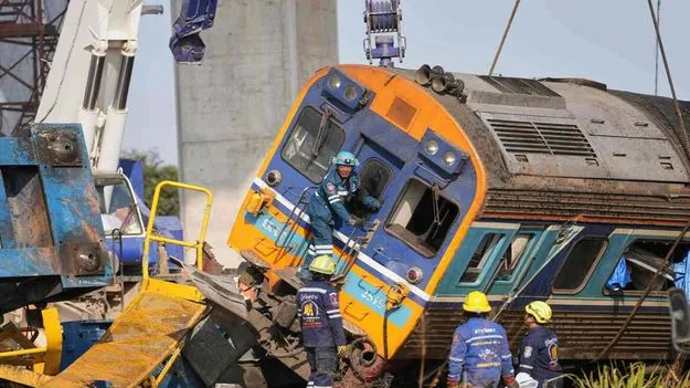 Thailand: కదులుతున్న రైలుపై కూలిన క్రేన్‌..31మంది మృతి