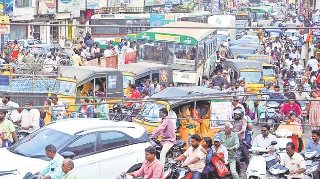 Bheemavaram: కిక్కిరిసిన భీమవరం!