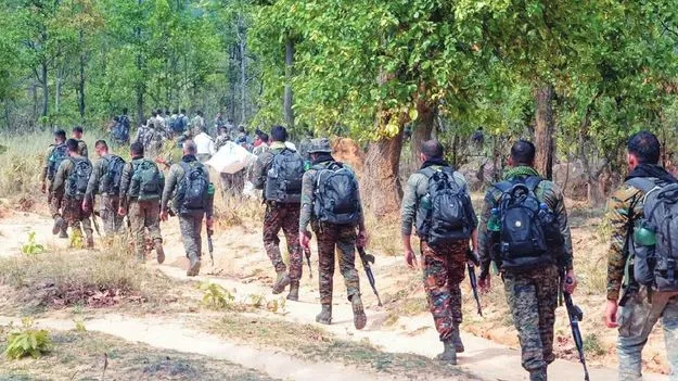 Surrender: ఛత్తీస్‌గఢ్‌లో 29 మంది నక్సల్స్‌ లొంగుబాటు 