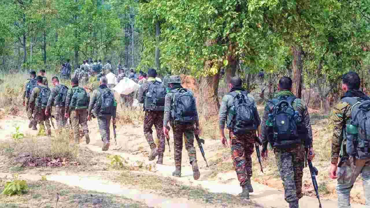 Surrender: ఛత్తీస్‌గఢ్‌లో 29 మంది నక్సల్స్‌ లొంగుబాటు