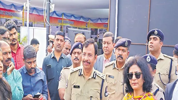 Hyderabad Police Commissioner Sajjannar: ఎమర్జెన్సీ పరిస్థితే ఉంటే.. మీరు బయట తిరిగేవారా?