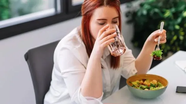 Drinking Water After Eating: తిన్న వెంటనే నీళ్లు తాగితే ఏమవుతుంది? 