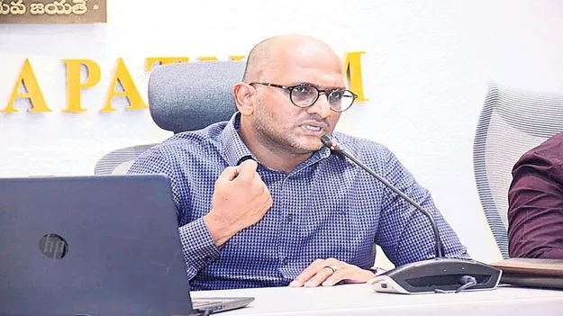 కలెక్టర్‌ కొరడా