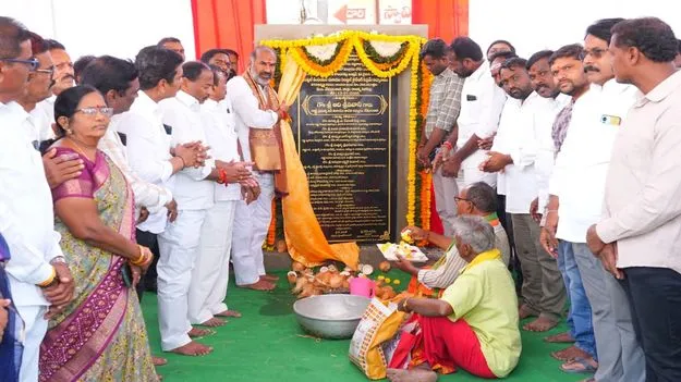 వేములవాడ పట్టణాన్ని సర్వాంగ సుందరంగా తీర్చిదిద్దుతాం