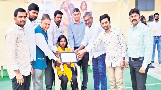 అవార్డు గ్రహీతకు సన్మానం