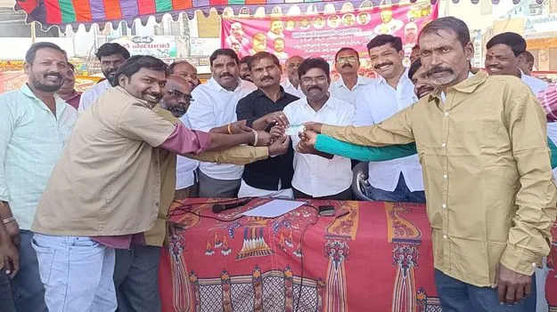 ఆటో డ్రైవర్లకు ఉపాధి లేకుండా చేసిన ప్రభుత్వం
