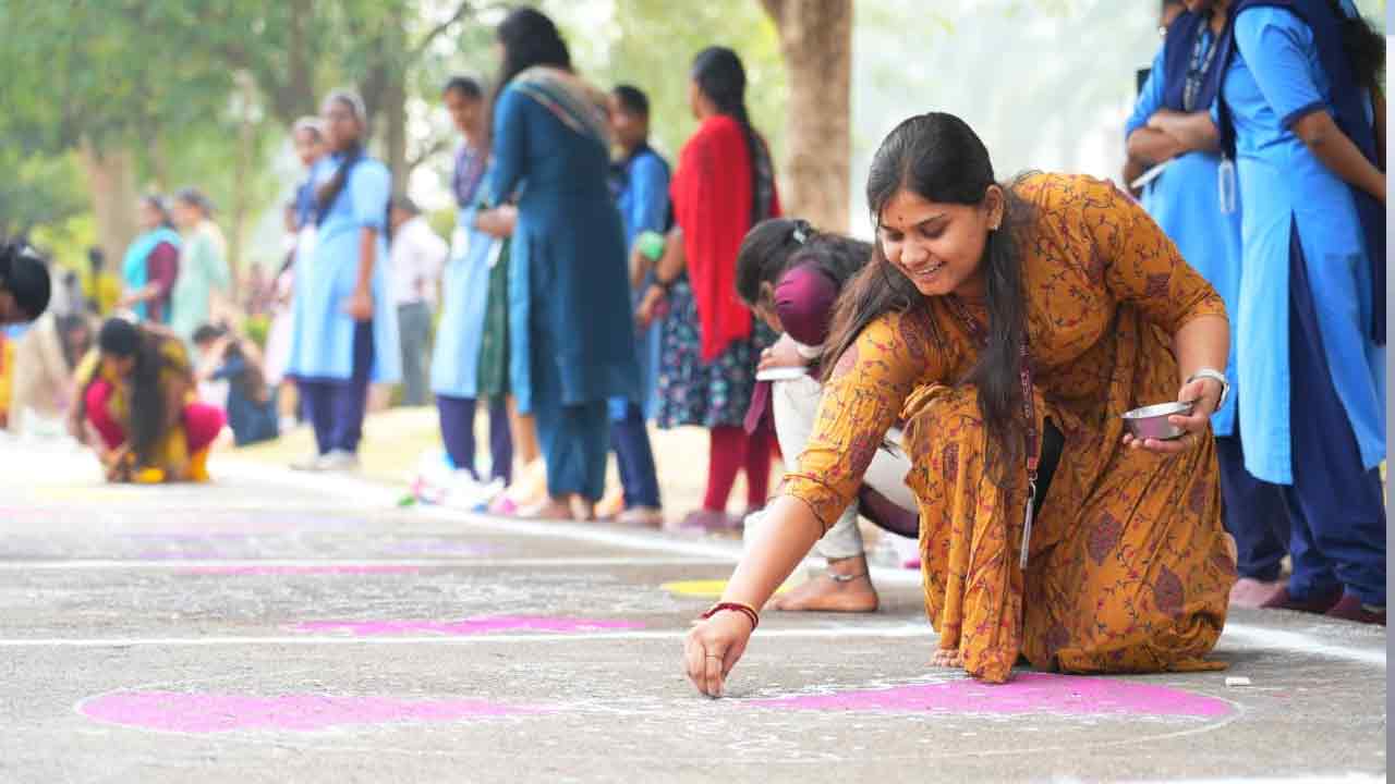 ABN Andhra Jyothy Muggula Competition: ఒంగోలు QIS ఇంజనీరింగ్ కాలేజీలో ABN ఆంధ్రజ్యోతి ముత్యాల ముగ్గుల పోటీలు