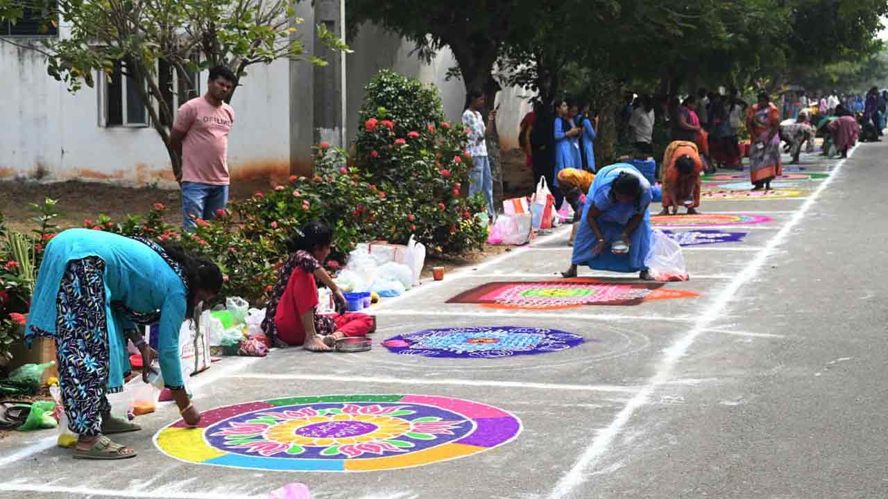 ABN Andhra Jyothy Muggula Competition: ఒంగోలు QIS ఇంజనీరింగ్ కాలేజీలో ABN ఆంధ్రజ్యోతి ముత్యాల ముగ్గుల పోటీలు