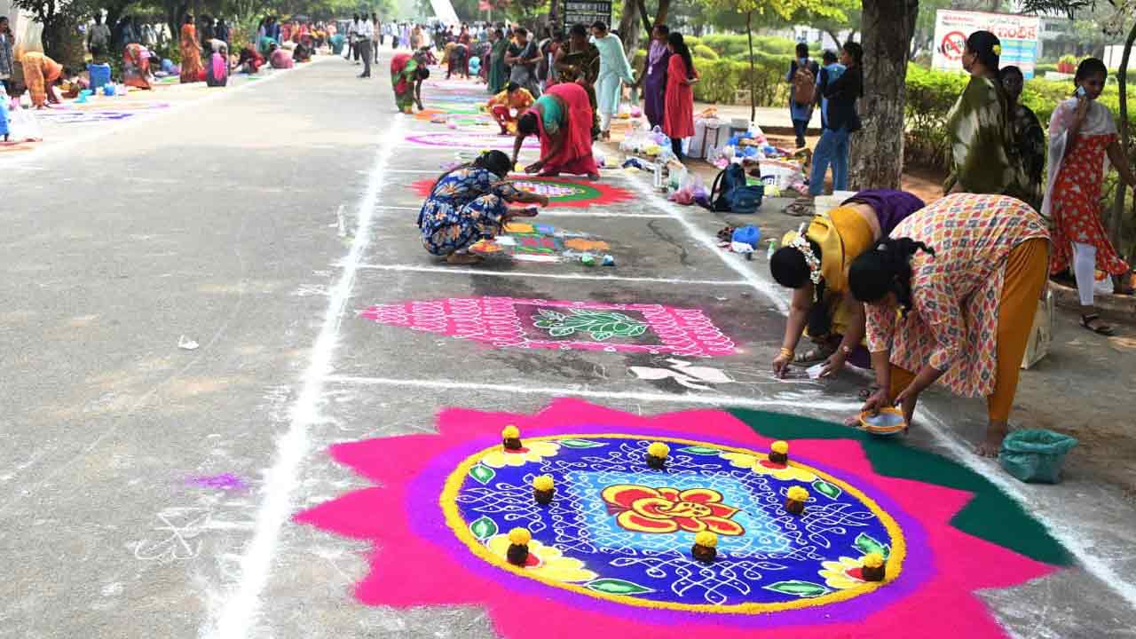 ABN Andhra Jyothy Muggula Competition: ఒంగోలు QIS ఇంజనీరింగ్ కాలేజీలో ABN ఆంధ్రజ్యోతి ముత్యాల ముగ్గుల పోటీలు