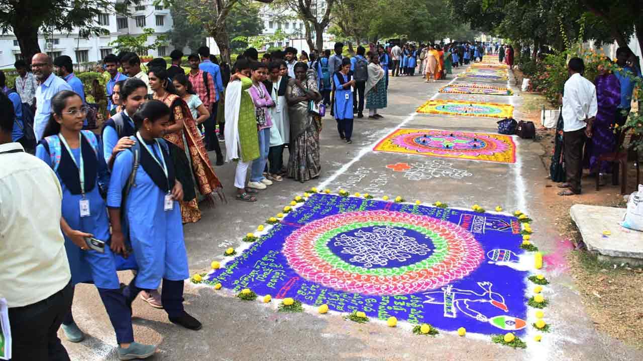 ABN Andhra Jyothy Muggula Competition: ఒంగోలు QIS ఇంజనీరింగ్ కాలేజీలో ABN ఆంధ్రజ్యోతి ముత్యాల ముగ్గుల పోటీలు