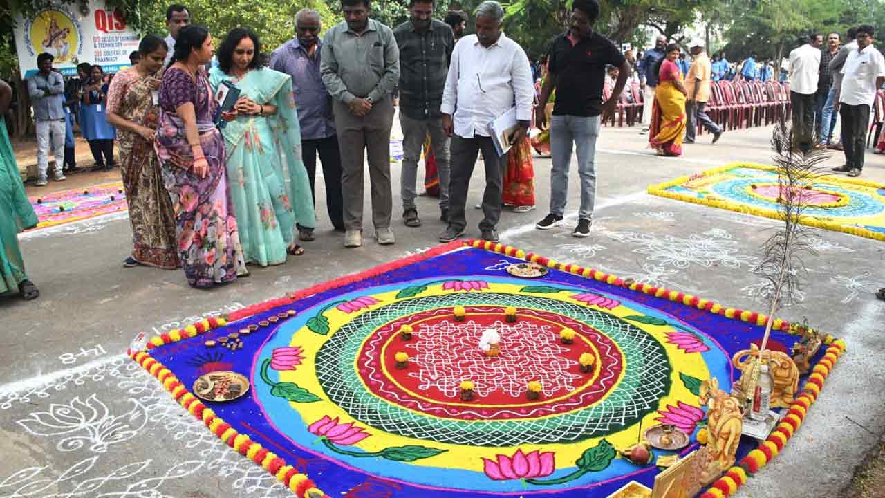 ABN Andhra Jyothy Muggula Competition: ఒంగోలు QIS ఇంజనీరింగ్ కాలేజీలో ABN ఆంధ్రజ్యోతి ముత్యాల ముగ్గుల పోటీలు