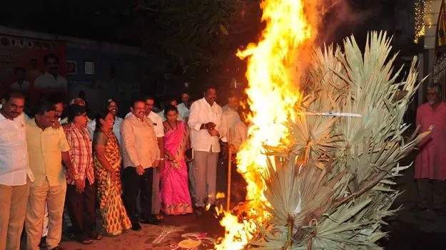 AP Bhogi Celebrations: ఏపీ వ్యాప్తంగా అంబరాన్నంటిన భోగి సంబరాలు