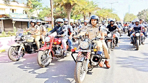 హెల్మెట్‌ ధరించండి..