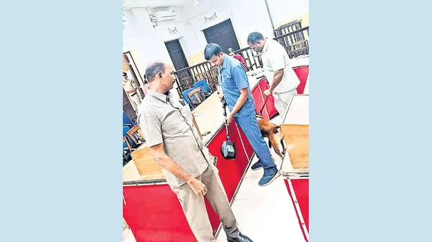 జిల్లా కోర్టుకు బాంబు బెదిరింపు