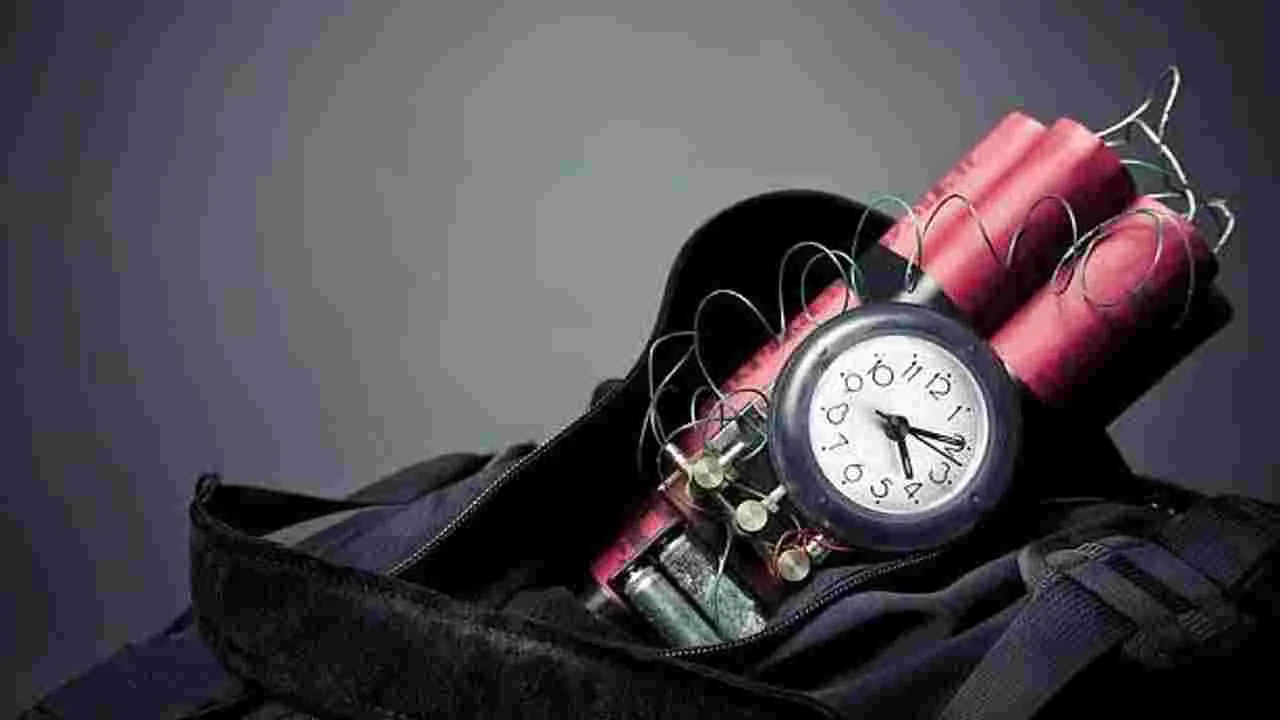 Bomb Threat: అనంత కోర్టుకు బాంబు బెదిరింపు.. పోలీసులు అలెర్ట్