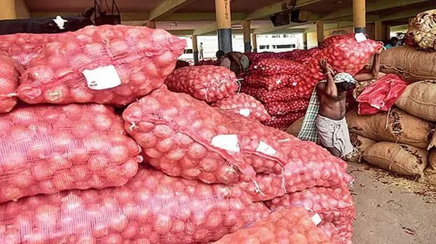 Onions: మలక్‌పేట మార్కెట్‌కు పోటెత్తిన ఉల్లి