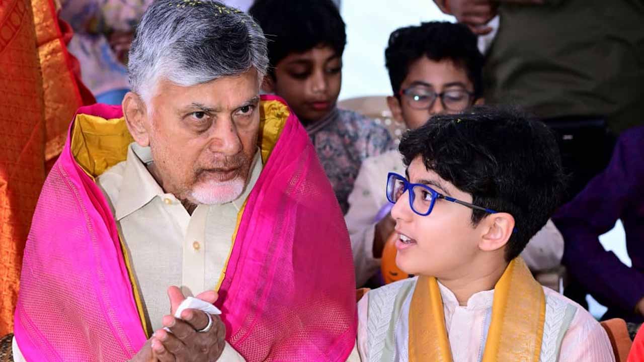 Sankranti Celebrations: సంక్రాంతి వేళ స్వగ్రామంలో సీఎం కుటుంబం సందడి