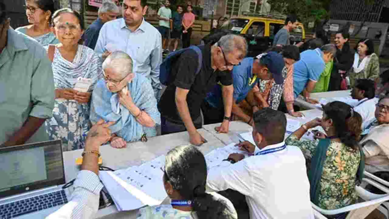 Maharashtra civic elections: జోరుగా మహారాష్ట్ర మున్సిపల్ ఎన్నికలు.. ఓటేసిన పలువురు ప్రముఖులు..