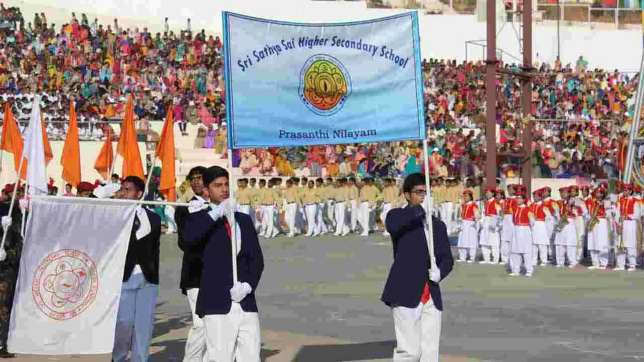 Free Education: శ్రీ సత్యసాయి ప్రశాంతి నికేతనం.. ఒక్క జత దుస్తులతో వస్తే PhD వరకు ఉచిత విద్య!