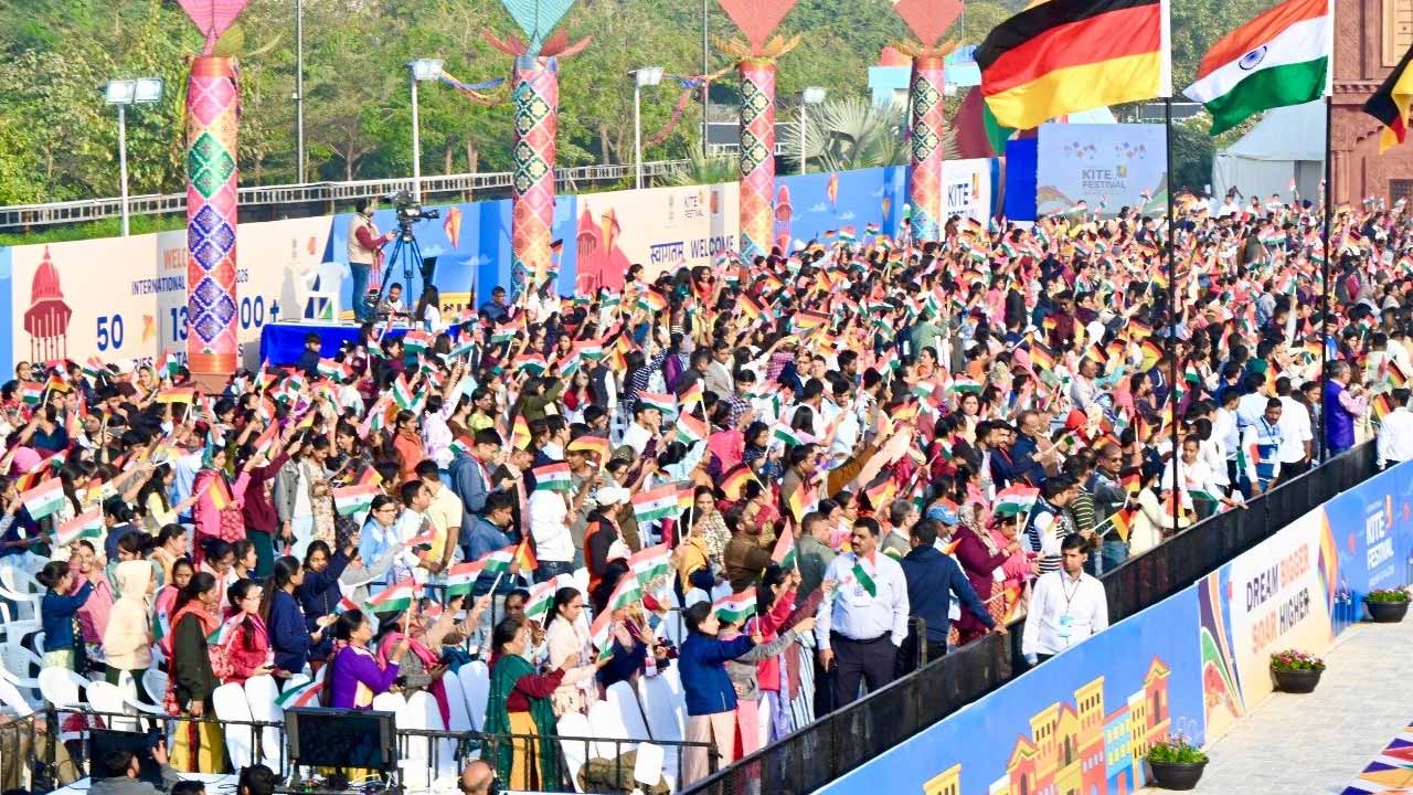 అహ్మదాబాద్‌లో అంతర్జాతీయ కైట్ ఫెస్టివల్‌లో పాల్గొన్న ప్రధాని మోదీ..