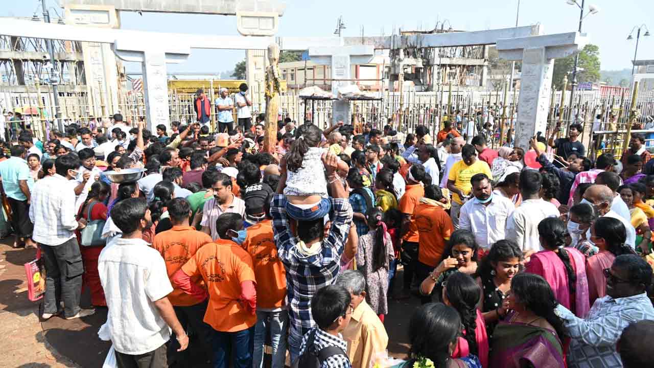 Medaram Jatara: మేడారం జాతరకు శుభారంభం.. వనదేవతలకు శుద్ధి పూజలు