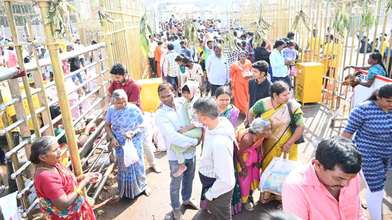 Medaram Jatara: మేడారం జాతరకు శుభారంభం.. వనదేవతలకు శుద్ధి పూజలు