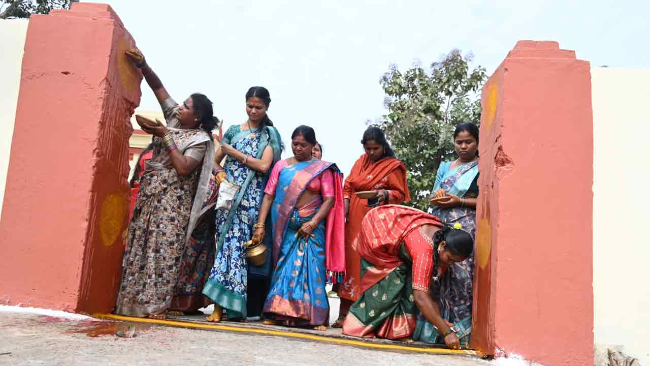 Medaram Jatara: మేడారం జాతరకు శుభారంభం.. వనదేవతలకు శుద్ధి పూజలు