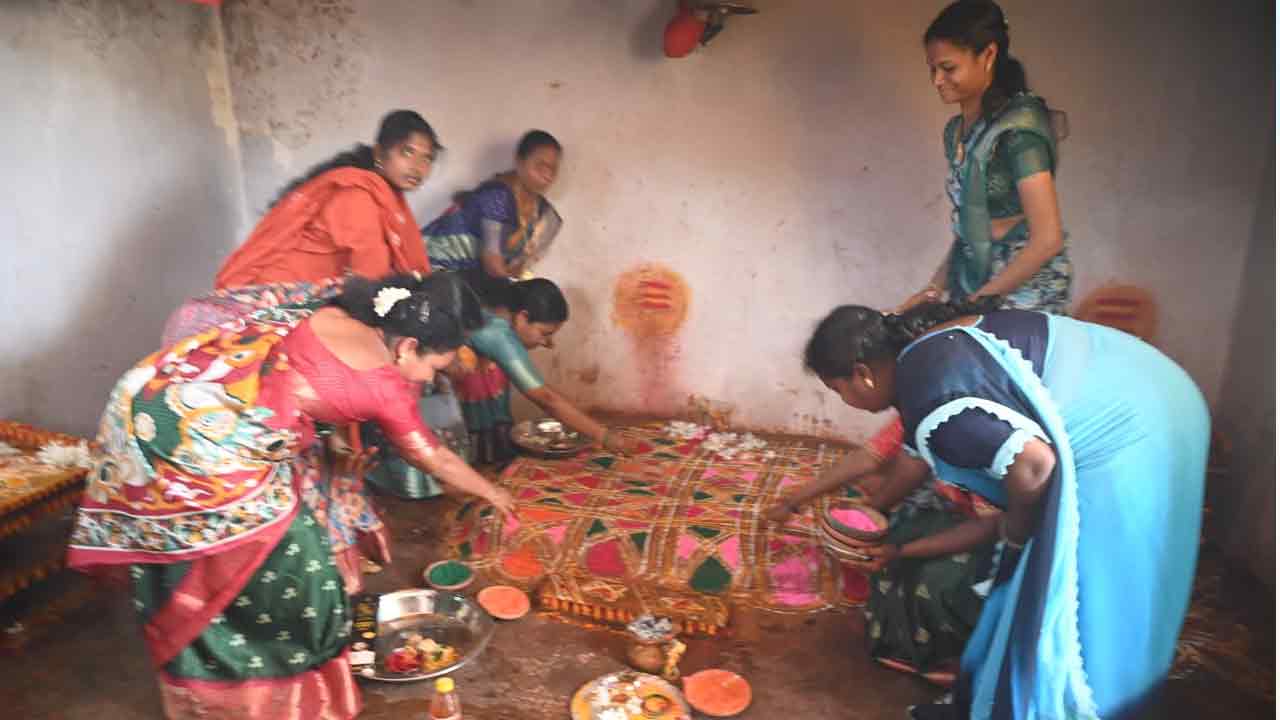 Medaram Jatara: మేడారం జాతరకు శుభారంభం.. వనదేవతలకు శుద్ధి పూజలు