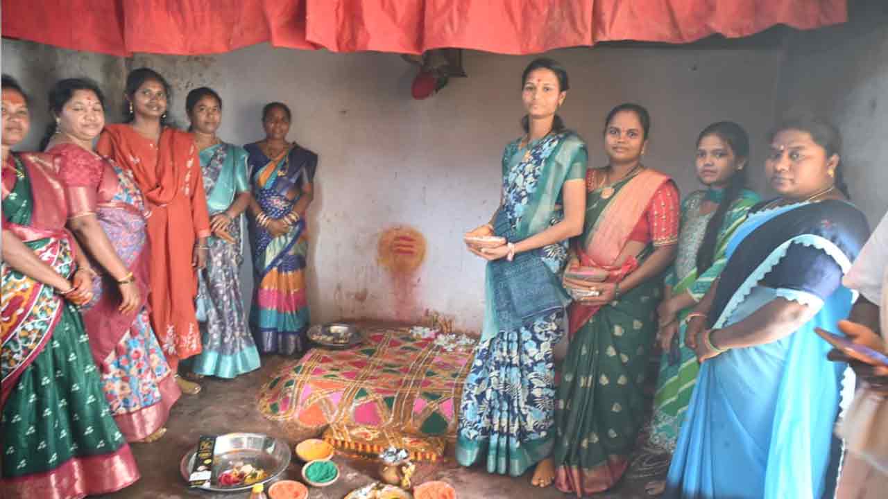 Medaram Jatara: మేడారం జాతరకు శుభారంభం.. వనదేవతలకు శుద్ధి పూజలు