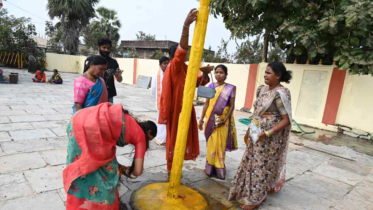 Medaram Jatara: మేడారం జాతరకు శుభారంభం.. వనదేవతలకు శుద్ధి పూజలు