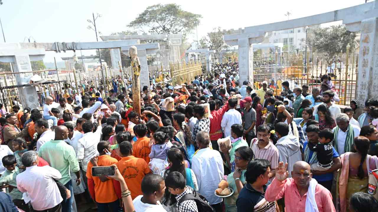 Medaram Jatara: మేడారం జాతరకు శుభారంభం.. వనదేవతలకు శుద్ధి పూజలు