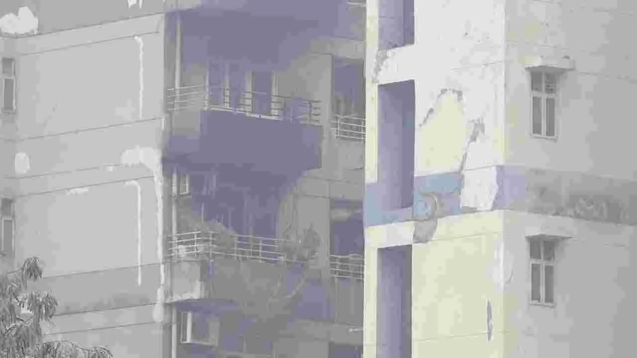 Delhi Metro Official  Family: ఘోర అగ్ని ప్రమాదం.. మెట్రో అధికారితో సహా..