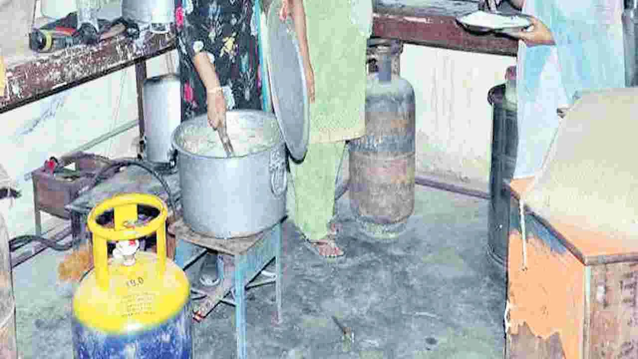 వంట కార్మికులపై గ్యాస్‌ బండ