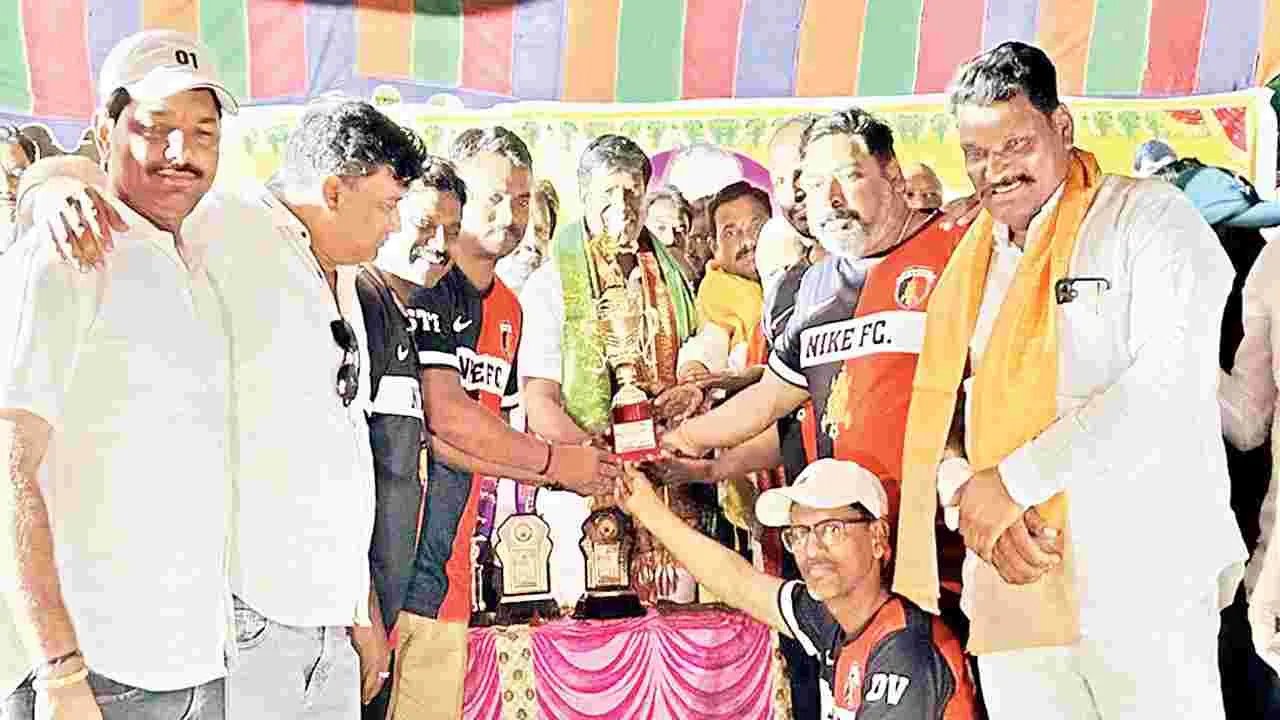 ఫుట్‌బాల్‌ విజేత ఎమ్మిగనూరు జట్టు
