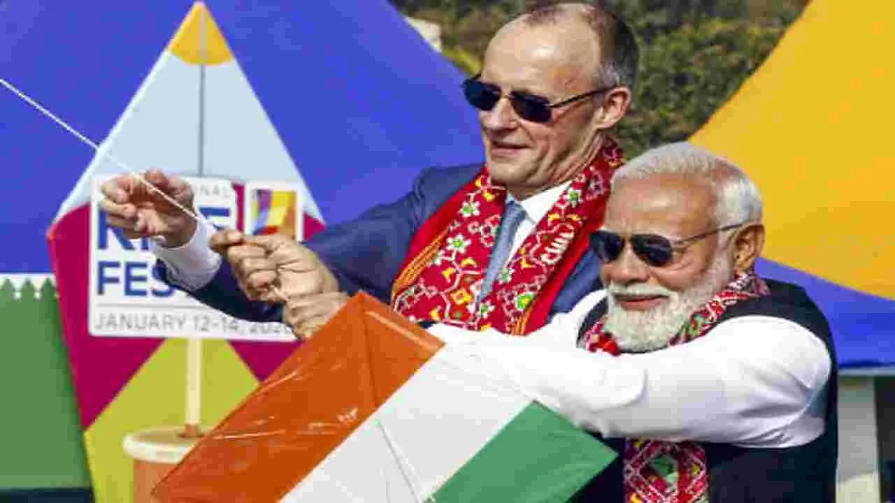 PM Modi kite flying: పతంగులు ఎగురవేసిన ప్రధాని మోదీ, జర్మనీ ఛాన్సలర్