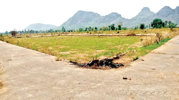 Insufficient Funds నిధులు చాలక..  ఇళ్లు కట్టలేక!