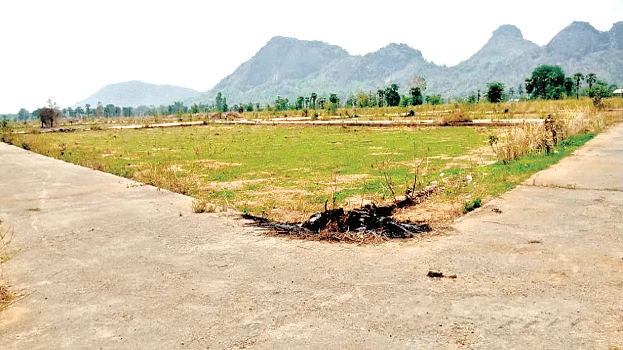 Insufficient Funds నిధులు చాలక..  ఇళ్లు కట్టలేక!