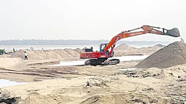 Puttaparthi: చిత్రావతిలో.. ఉచితంగా తోడేస్తున్నారు!