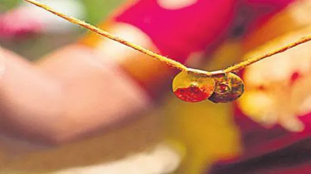 Bengaluru News: పోలీస్‌స్టేషన్‌లోనే తాళి తీసి భర్త మొహంపై కొట్టి..